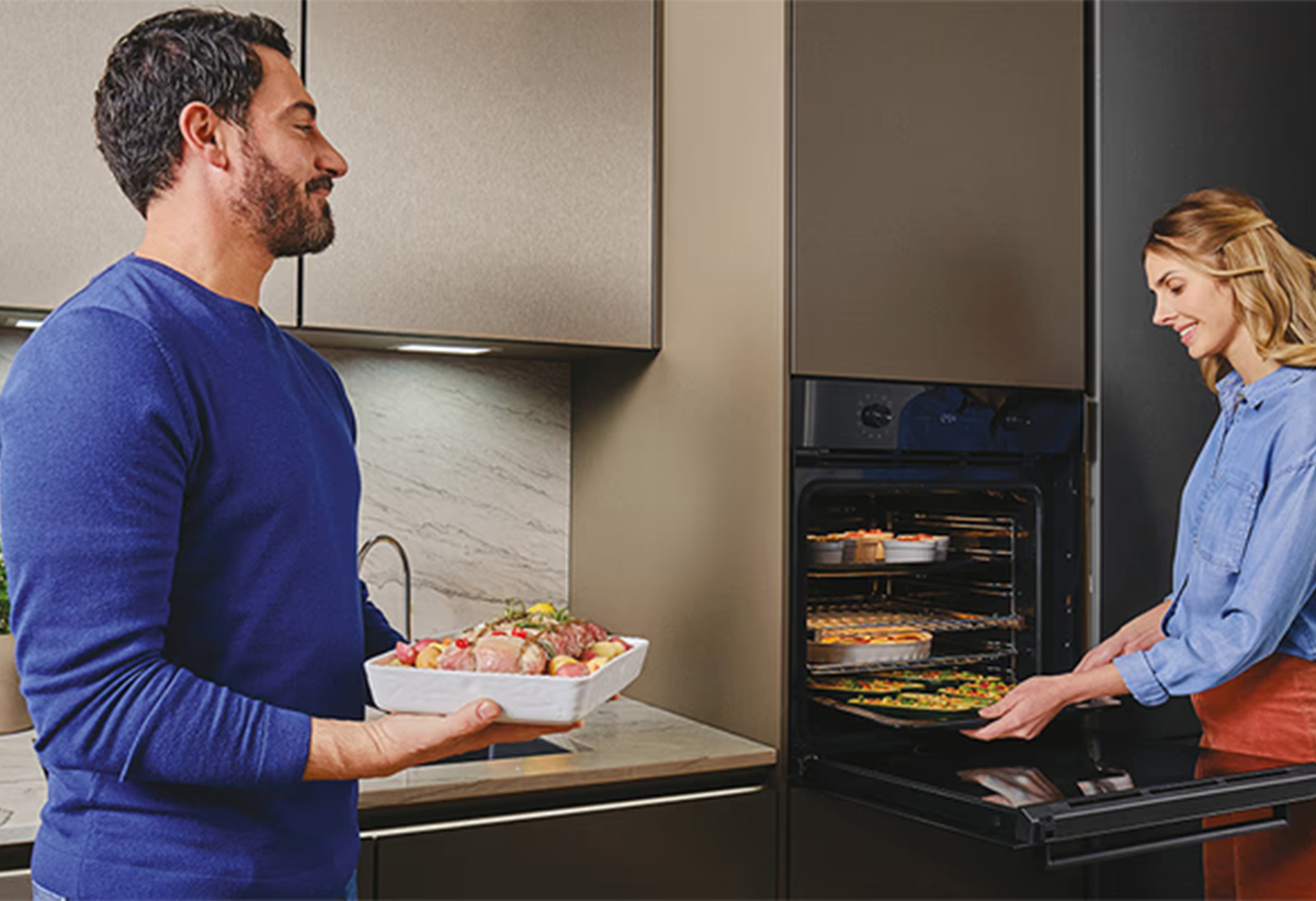 Ετοιμάζεται ζευγάρι να ετοιμάζει φαγητό με τον φούρνο.